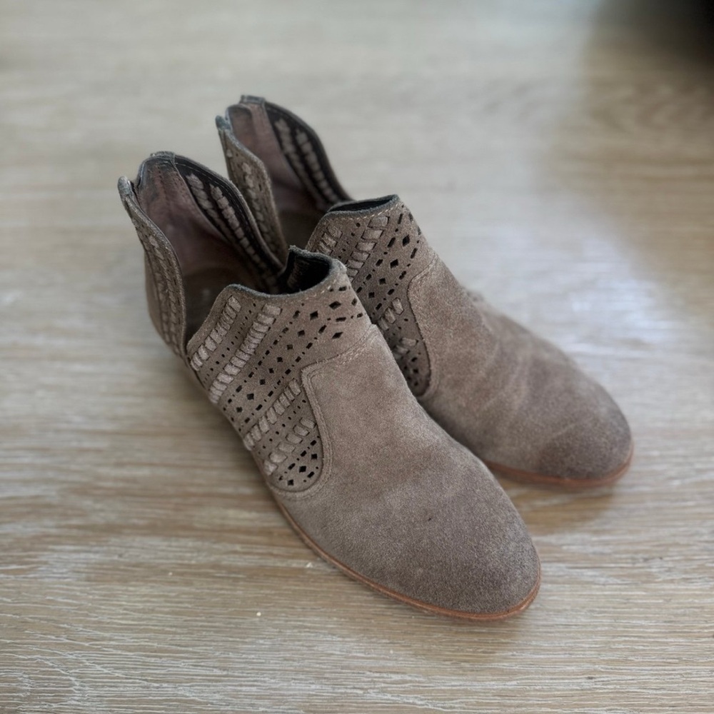 Vince Camuto women’s taupe tan color Prasata suede ankle booties boots size 5.5